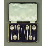 A cased set of six silver coffee spoons and tongs, Sheffield 1917.