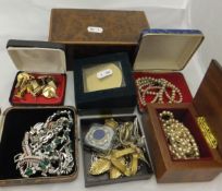 A box of assorted costume jewellery to i