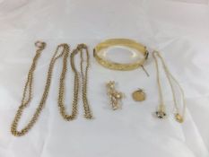 A collection of jewellery to include a g