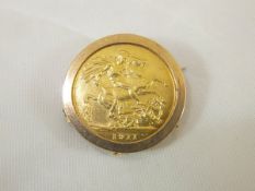 A George V 1911 gold sovereign, housed in a brooch case CONDITION REPORTS Sovereign and removeable