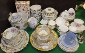 A collection of tea wares and other cera