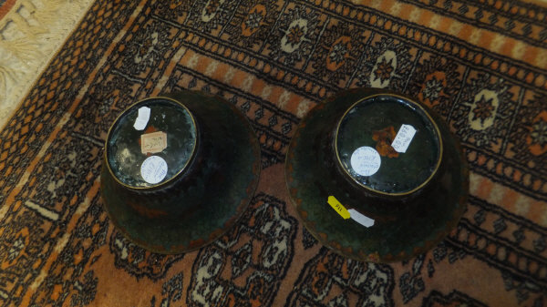 A pair of 19th century Chinese cloisonné bowls CONDITION REPORTS Approx 18cm diameter.  Tarnish, and - Bild 5 aus 6