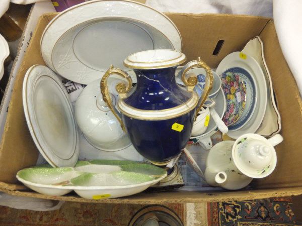 A box containing assorted chinaware to i