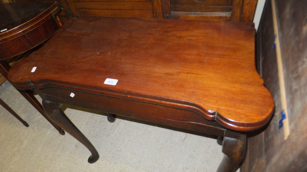 An 18th Century mahogany fold-over tea table, the shaped top above a single frieze drawer on - Image 2 of 6