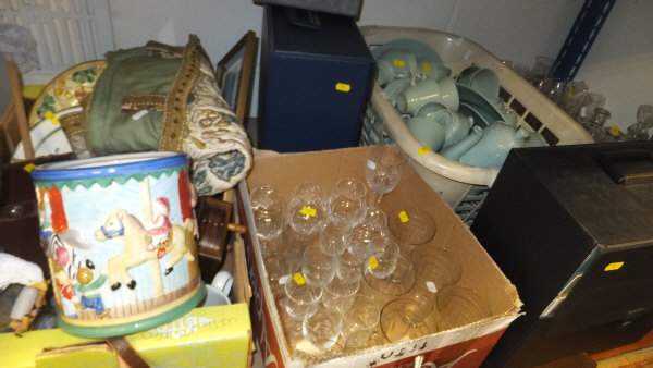 Two boxes of assorted china wares to include Beryl dinner wares, two boxes of assorted glassware - Image 2 of 9