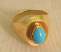 An 18 carat gold and oval cabochon cut turquoise ring, stamped "750" to shoulders CONDITION