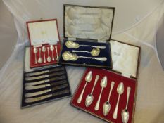 A cased set of plated tea knives, cased