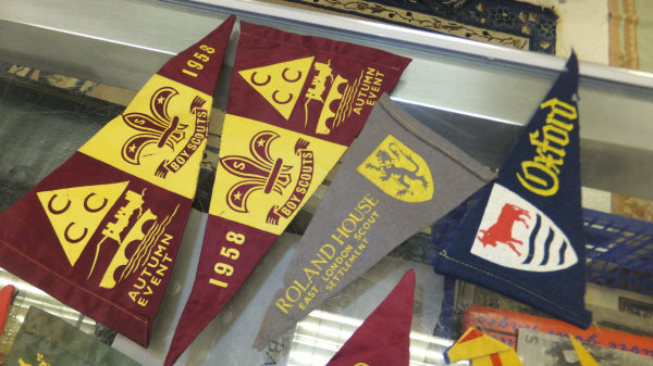 A box containing assorted pin badges, cloth badges, pennant flags, etc, related to the Girl Guides - Image 4 of 16