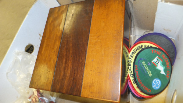 A box containing assorted pin badges, cloth badges, pennant flags, etc, related to the Girl Guides - Image 16 of 16