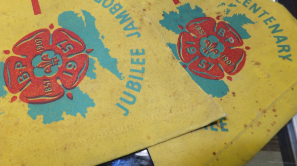 A box containing assorted pin badges, cloth badges, pennant flags, etc, related to the Girl Guides - Image 5 of 16