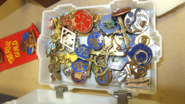 A box containing assorted pin badges, cloth badges, pennant flags, etc, related to the Girl Guides - Image 7 of 16