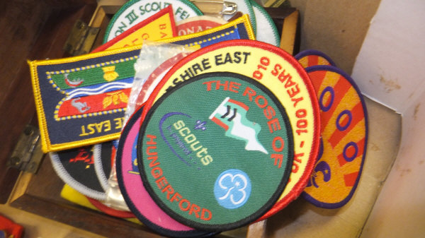 A box containing assorted pin badges, cloth badges, pennant flags, etc, related to the Girl Guides - Image 8 of 16