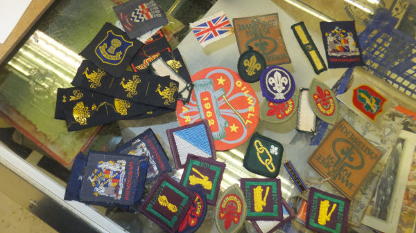 A box containing assorted pin badges, cloth badges, pennant flags, etc, related to the Girl Guides - Image 6 of 16