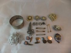 A bag of assorted jewellery to include a