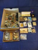 A box of assorted costume jewellery to i