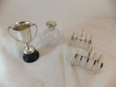 A small silver trophy, a pair of roast r