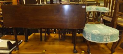 A 19th Century mahogany rounded rectangular drop-leaf dining table on turned tapering supports to