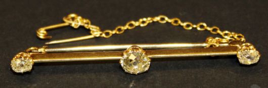 A 15 carat gold and three diamond stone set bar brooch, approx 5.3 cm long, approx 0.