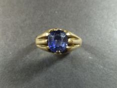 A gold and Sri Lankan sapphire set ring, the sapphire approx 0.
