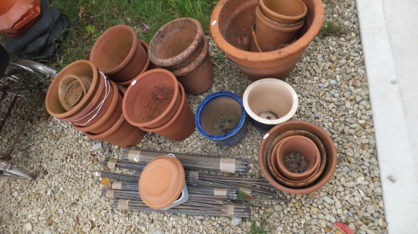 A quantity of terracotta garden pots, together with a selection of brass stair rods, a steel sink - Image 6 of 8