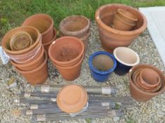 A quantity of terracotta garden pots, together with a selection of brass stair rods, a steel sink
