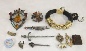 A collection of jewellery to include various hardstone and other brooches,