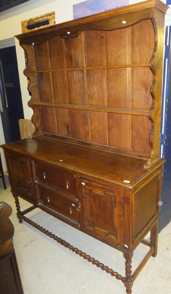 An early 20th Century oak dresser,