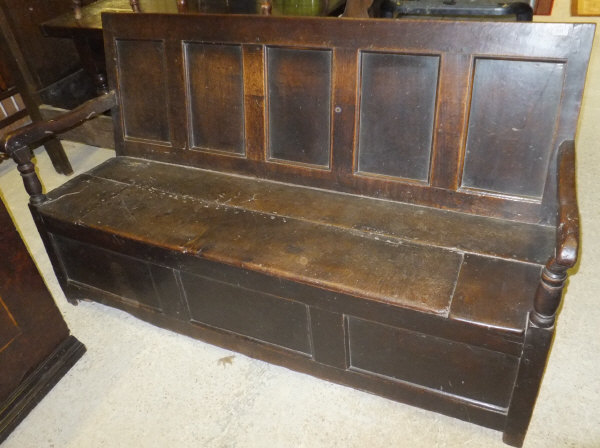 An early 18th Century oak settle,