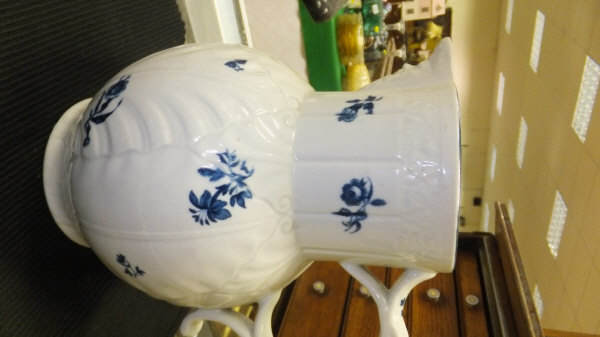 A large Caughley cabbage leaf moulded jug with mask head handle, decorated in underglaze blue with - Image 5 of 9