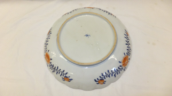 A Japanese Imari shallow dish with scalloped edge - Image 2 of 2