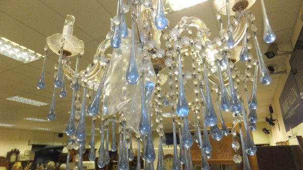 A Venetian style glass chandelier with clear cut glass swags and pale blue glass drops CONDITION - Image 4 of 6