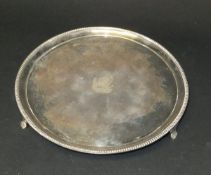 A George III silver card tray (by Daniel Smith and Robert Sharp, London, 1783), 20 cm diameter, 11.