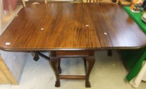 A 20th Century mahogany rounded rectangular gate leg drop-leaf dining table on cabriole legs to
