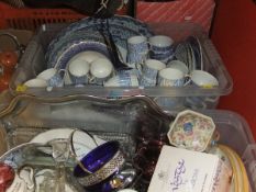 A box containing assorted circa 1900 and other blue and white dinner and tea wares,