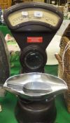 A set of bakelite cased 1lb shop scales with sweet pan and four scoops,