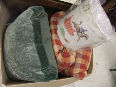 A quantity of assorted scatter cushions,