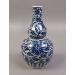 A CHINESE BLUE AND WHITE VASE, 19th Cent