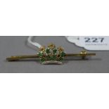 A bar brooch in 9ct gold with pierced an