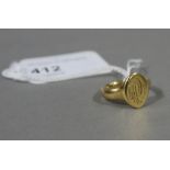 A George V signet ring in 18ct gold the