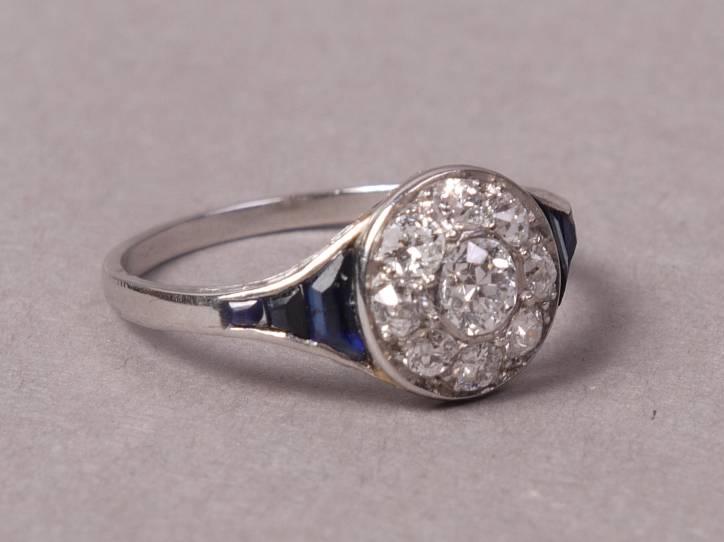 AN ART DECO DIAMOND AND SAPPHIRE RING, i