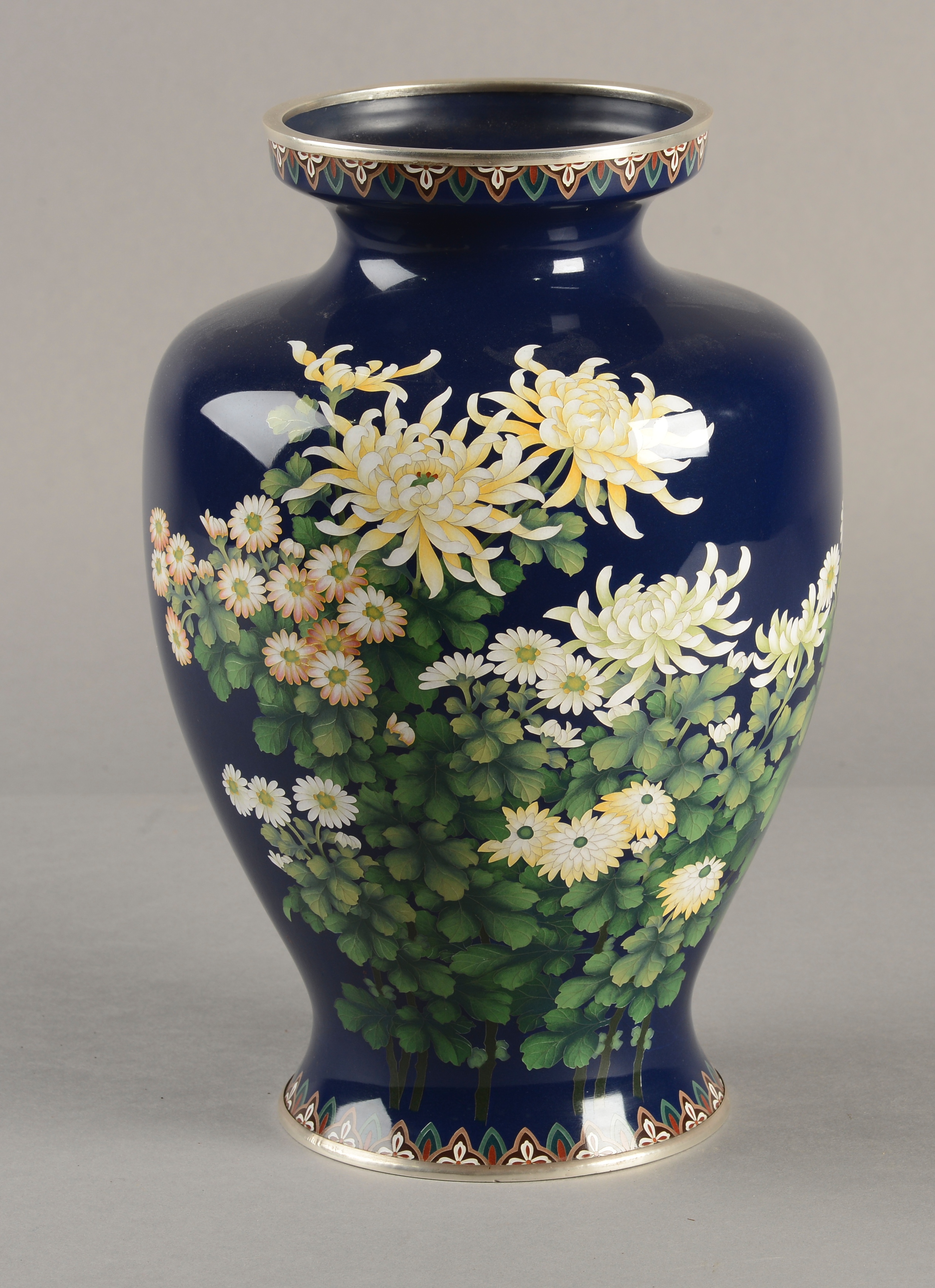 A FINE QUALITY ANDO JUBEI CLOISONNE VASE, second quarter of the 20th century,