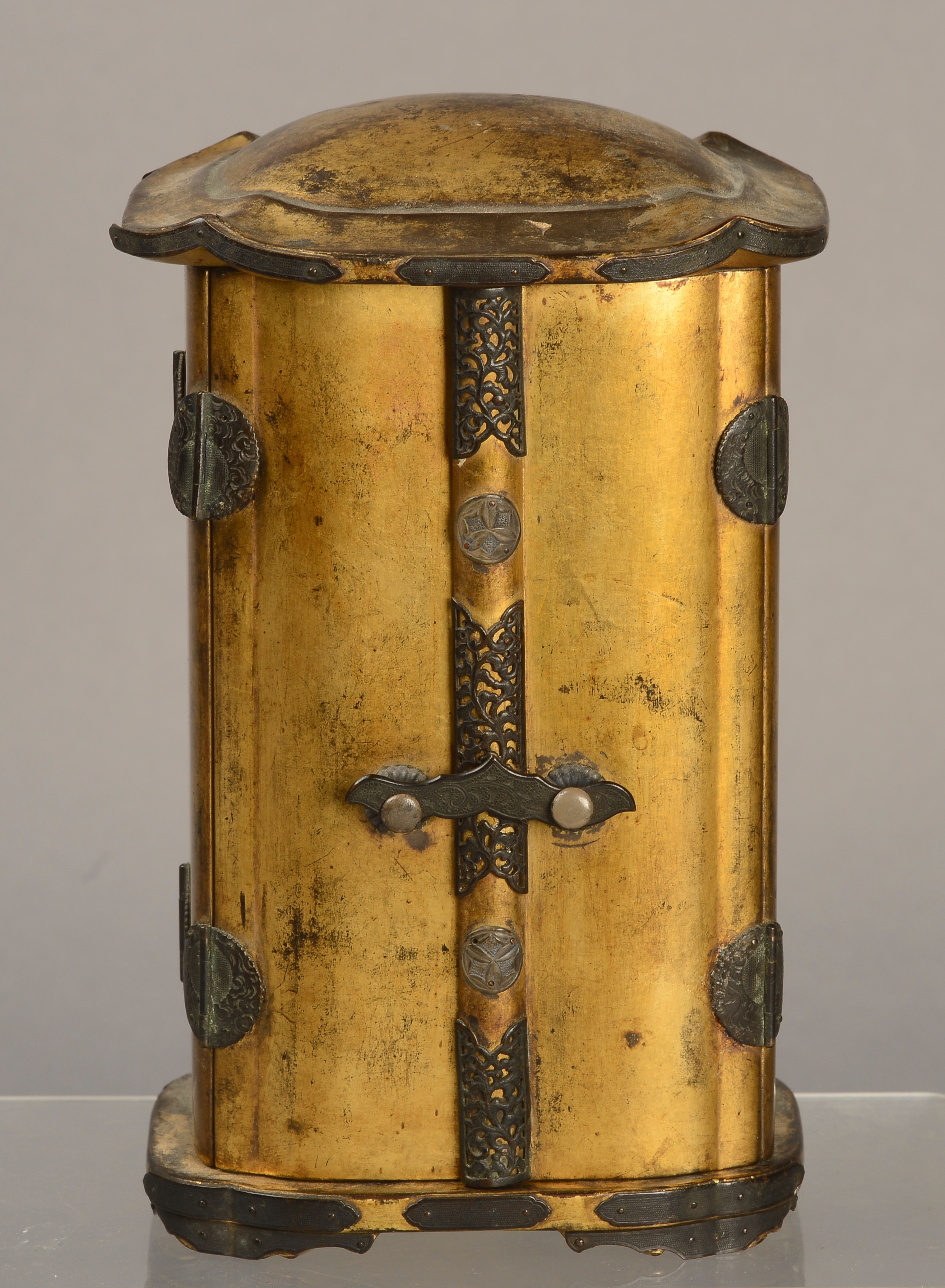 A CHINESE GILT LACQUER TABLE SHRINE, 18th century, - Image 2 of 2