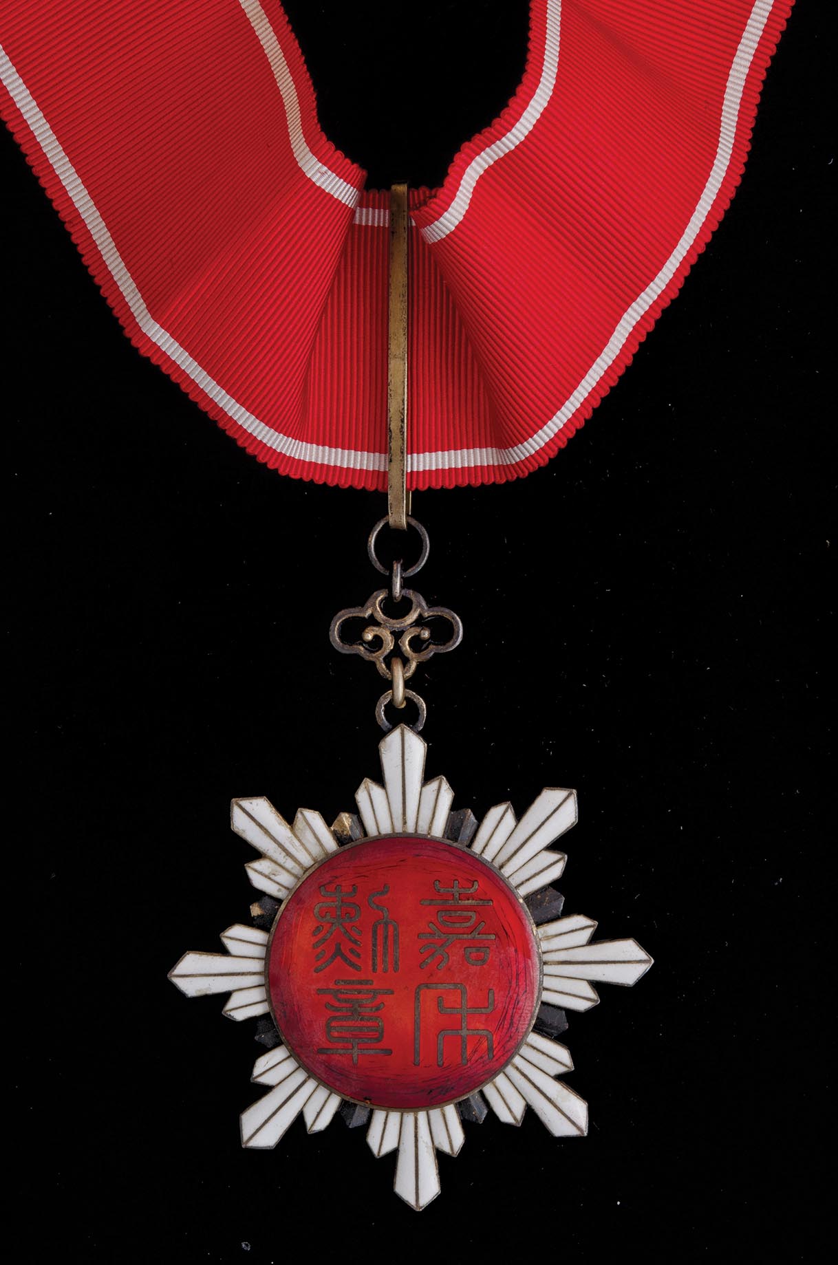 *China, Order of the Golden Grain, Fourth Class neck badge, in silver-gilt and enamels, width - Image 2 of 3