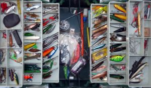 ACCESSORIES: Large collection of modern and classic lures incl. wood Devons, plastic plugs, metal