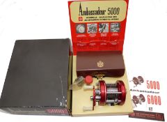 REEL: Fine Abu Ambassadeur 5000 red multiplier reel, twin white handles, 4 screw grooved end