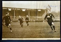 Good album collection of International Rugby autographs from the 1920s onwards but mostly from the