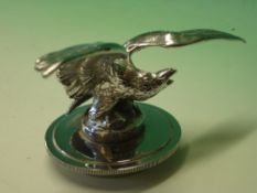 Automobilia. A chromium plated radiator cap and eagle mascot. Late 1920s / early 1930s. Wingspan 8"