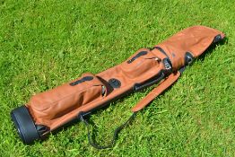 Fine and new "The Laird" full leather golf bag - made in England - oval shaped with 3x partitions