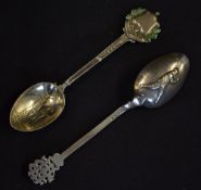 2x decorative embossed silver golfing teaspoons from 1907 onwards - one with gilt bowl decorated