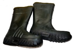 BOOTS: A pair of new original Derri thermal lined boots, UK11, Euro 46, dark green, cleated soles,